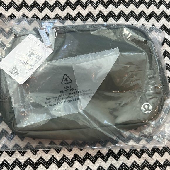 NWT Grey Sage lululemon Everywhere Belt Bag EBB 2L - Picture 2 of 14